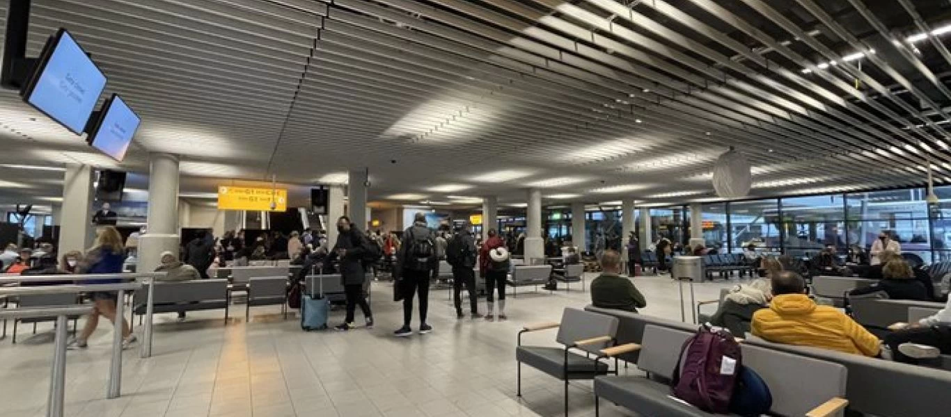 Ολλανδία: Θετικοί στην μετάλλαξη Όμικρον 18 επιβάτες από τη Νότια Αφρική